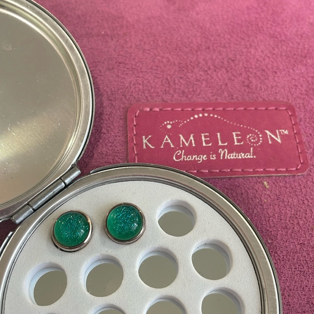 Set of two bright green Kameleon pops-never worn!